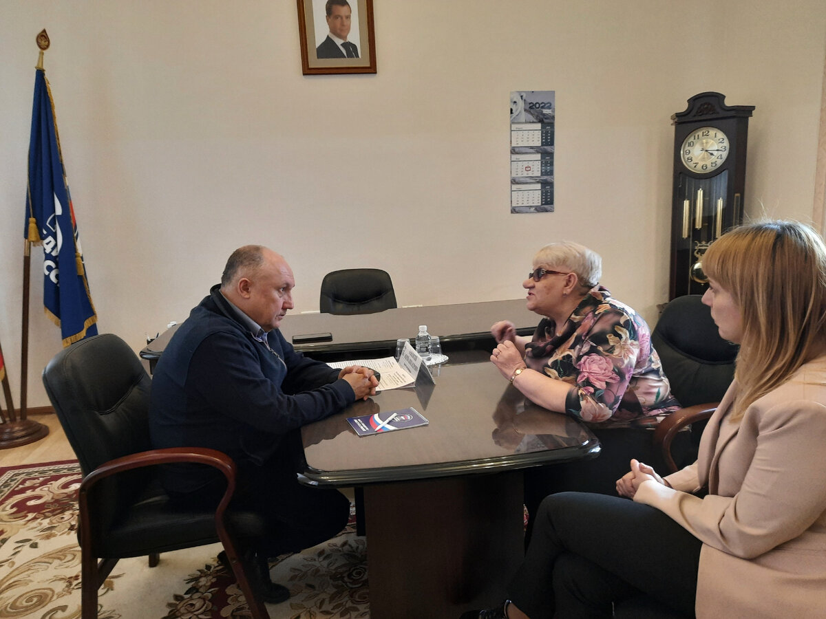 Председатель ХКОД «КСМ» - Решеткина Валентина Васильевна в общественной приемной у Сенатора Российской Федерации — представителя в Совете Федерации от правительства Хабаровского края - Базилевского Андрея Александровича 