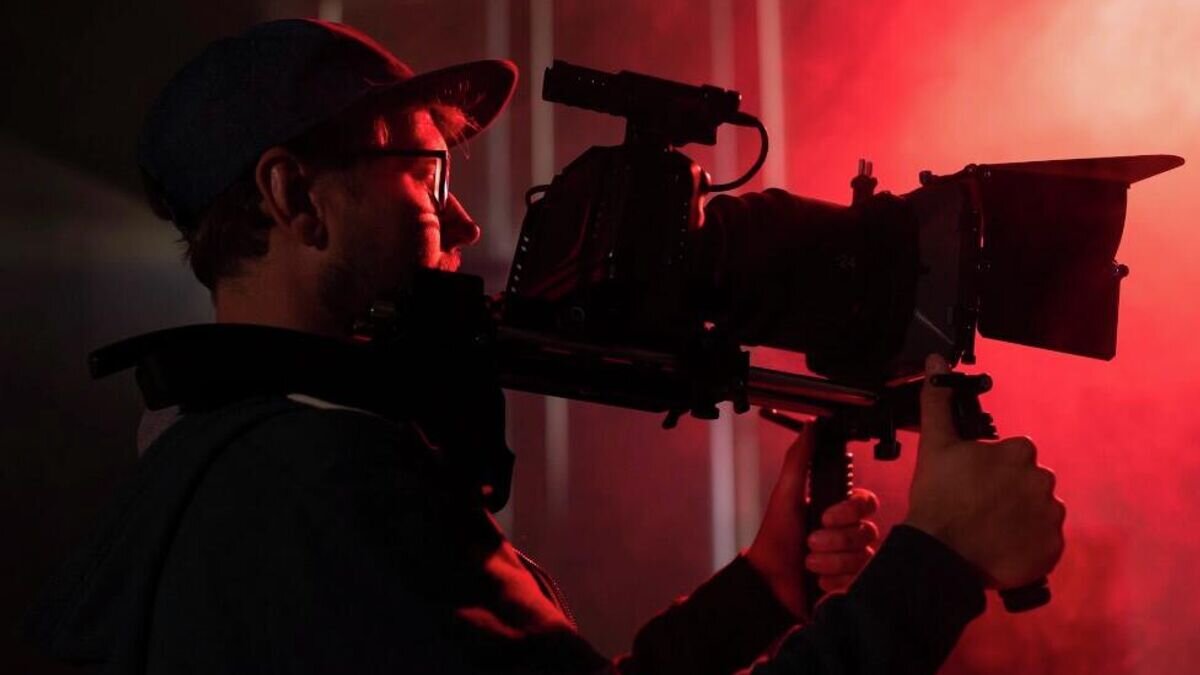    Человек, снимающий на профессиональную камеру© Фото : freepik