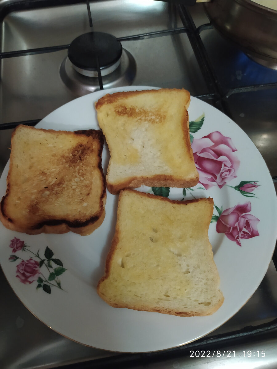 Обжарила хлеб на сливочном масле. Можно было и - на растительном, или вообще на сухой сковороде.