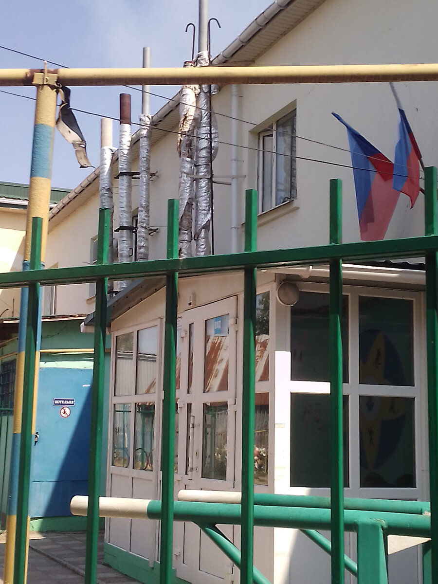 НЕ редкость соседство цветов предыдущей и новой властей