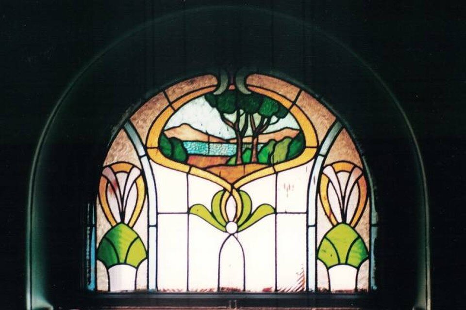     На помойке обнаружили старинный витраж, пропавший несколько лет назад из дома на Тележной улице в Петербурге / Фото: ВООПИК