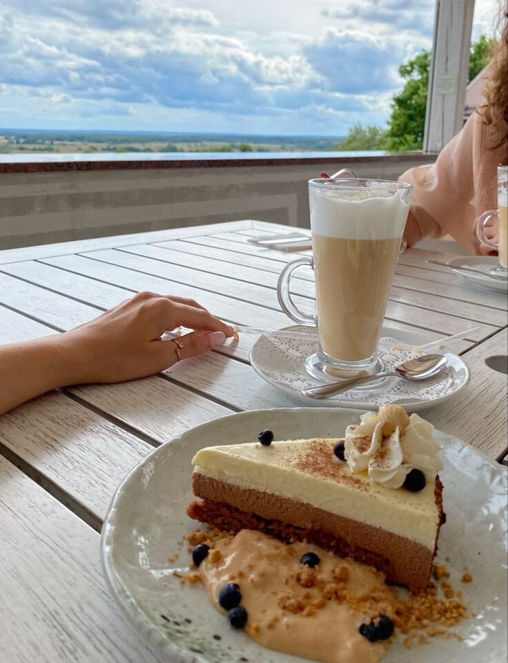 Рестораны предлагают изысканные торты, полки магазинов и супермаркетов завалены самыми разнообразными сахарными изделиями.