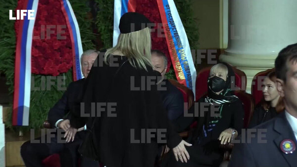 Алла Пугачёва простилась с Михаилом Горбачёвым. Видео © LIFE
