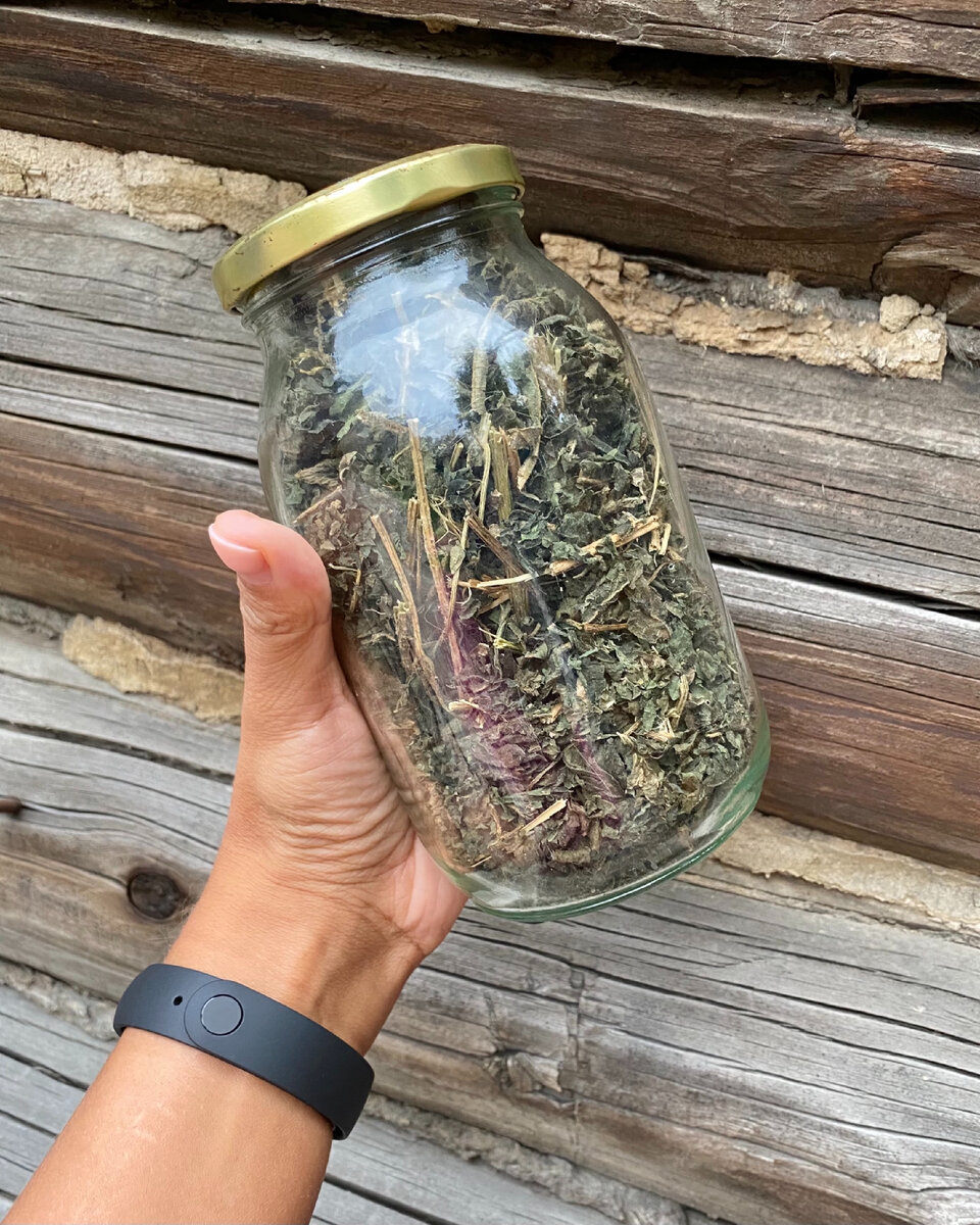 для волос.

Мне очень нравится как выглядят волосы после ополаскивание травами: блестящие, с легким оттенком. Можно использовать один компонент, а можно смешивать несколько видов (ищите в поисковике и экспериментируйте). Как приготовить ополаскиватель:

2 ст. л. сушеной травы залить литром кипяченой воды. Кипятить 3 мин, настоять 20 мин. Процедить.

Ополаскивать волосы после мытья.