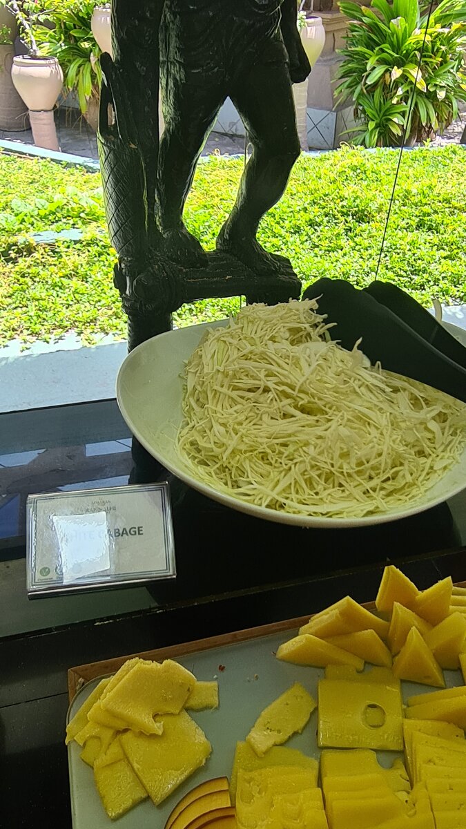 Какая-то вкусная местная штука. Я так и не поняла, что это.