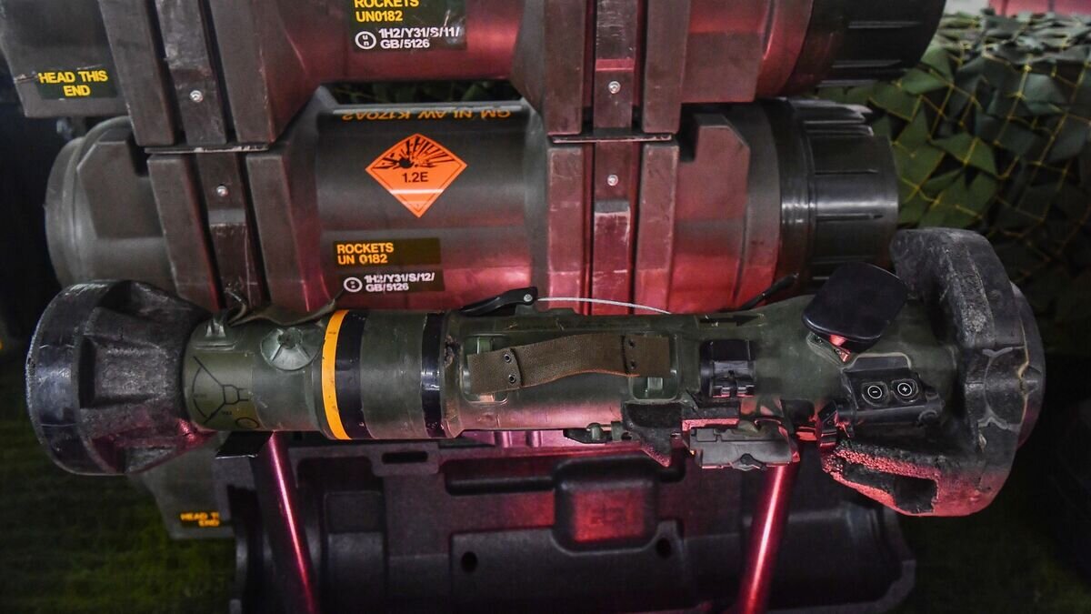    Американский противотанковый ракетный комплекс FGM-148 "Javelin" и ракеты UN 0182, захваченные в Мариуполе в ходе спецоперации на Украине, на выставке в рамках Международного военно-технического форума "Армия-2022" © РИА Новости / Евгений Биятов
