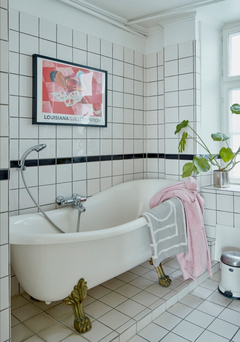 Материалы взяты с ресурса https://www.elledecoration.ru/how-to/decor/belaya-kvadratnaya-plitka-v-interere-10-primero-id6840910/