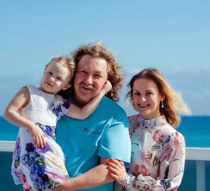     Игорь Николаев с женой Юлией Проскуряковой и младшей дочерью Вероникой Фото: соцсети