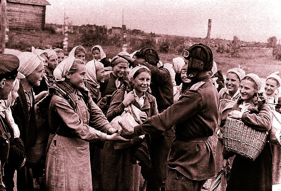 На освобождённой смоленской земле. Исходное ч/б изображение найдено на Mil.ru.