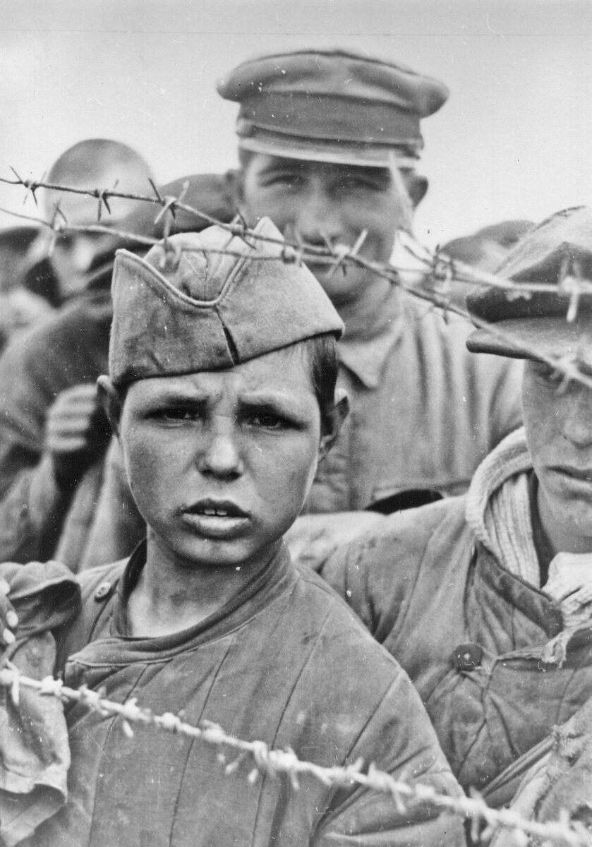 Пленные солдаты ркка 1941 г. Боец ркка 1941. Боец ркка 1941. Пленный красноармеец. Колонна советских военнопленных 1941.