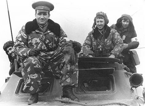 Подполковник Григорьев и майор Ивашкин, заместитель командира полка, где-то на учениях...