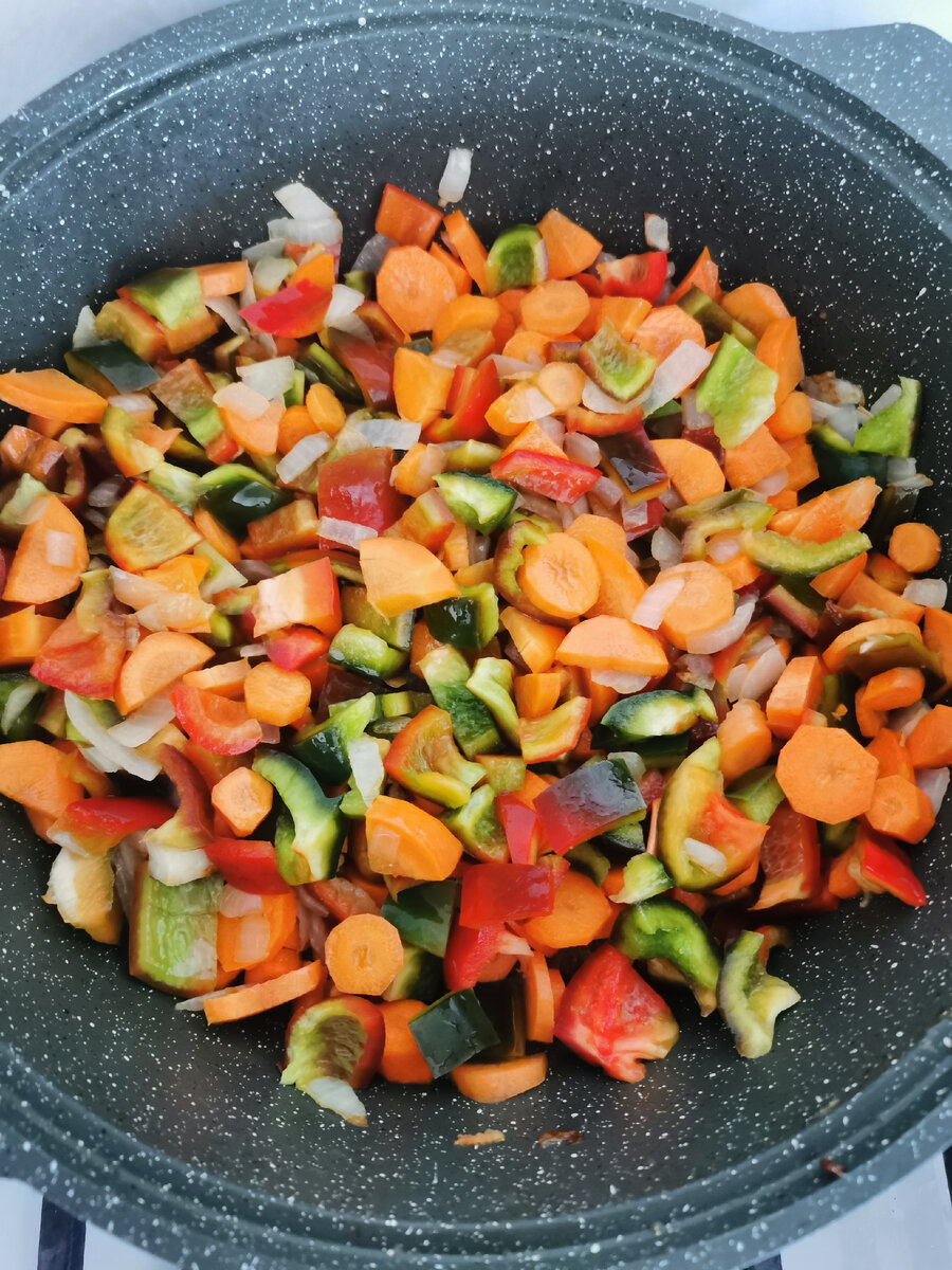 Все нарезать по мельче. 