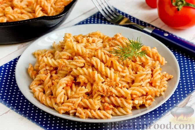 макароны, лук репчатый, яйца, помидоры, томат-паста, масло подсолнечное, укроп, соль, перец чёрный молотый