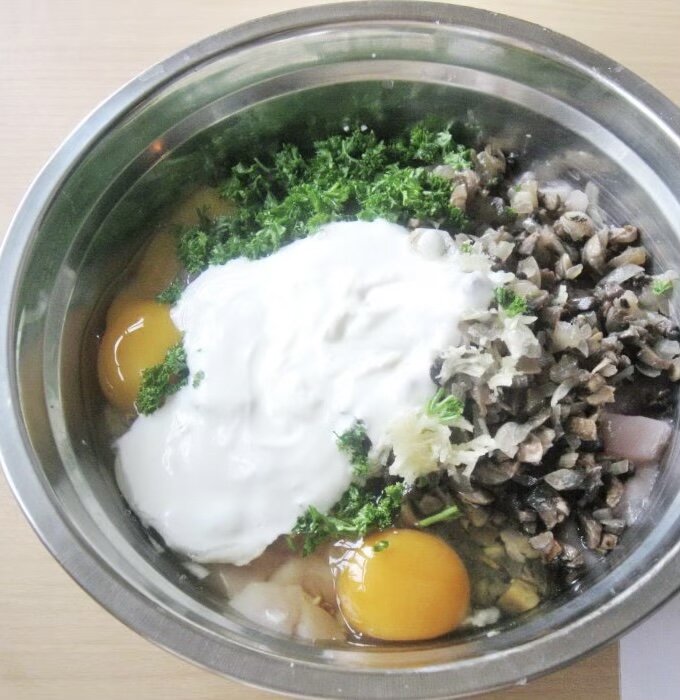 Грибы нарежьте крупными долями, так как они сильно ужарятся в размерах.