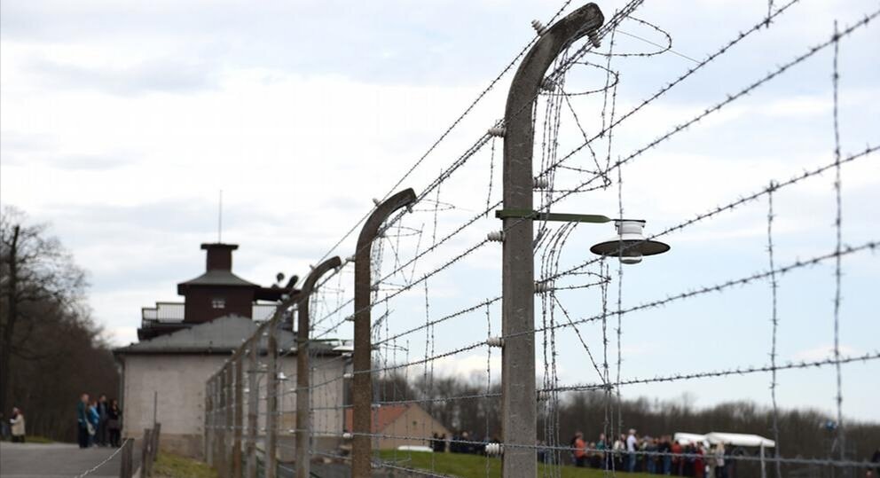 Бывший концлагерь Бухенвальд с забором, отделяющим «достойную» жизнь от «недостойной».