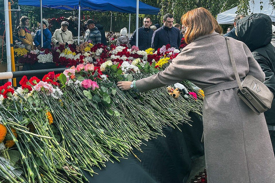     Ижевск. Возложение цветов у школы №88 в память о погибших. Утром 26 сентября здесь произошла стрельба, в результате которой погибли 17 человек - 6 взрослых и 11 детей. Фото: Аделя Зиатдинова/ТАСС