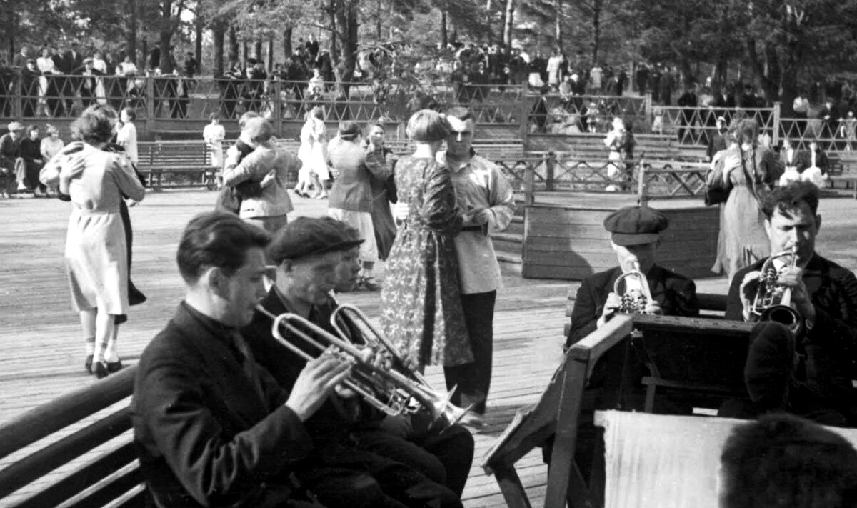 Джаз-оркестр Цфасмана выступает в одном из московских парков. Фото https://fishki.net. 