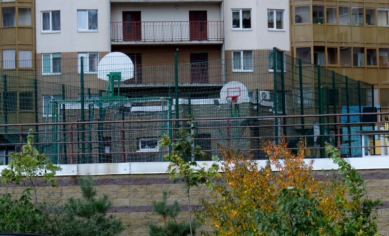 Метров 50 и вы на общедоступной муниципальной площадке - там как-то поинтереснее даже