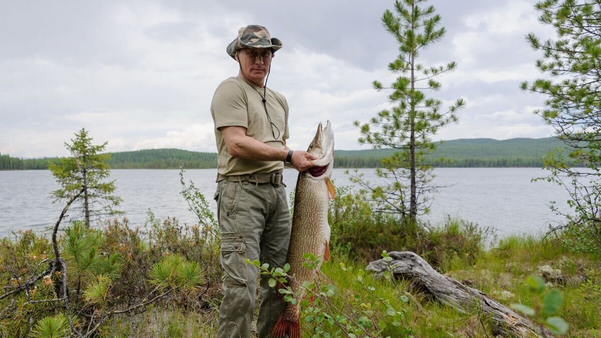    Президент России Владимир Путин во время рыбалки в Красноярском крае© РИА Новости / Алексей Никольский