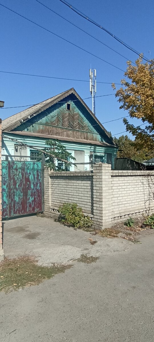 Типичный частный дом Бишкека, думаю советской постройки типовой, именно таких в первомайском районе много, с кирпичным забором.