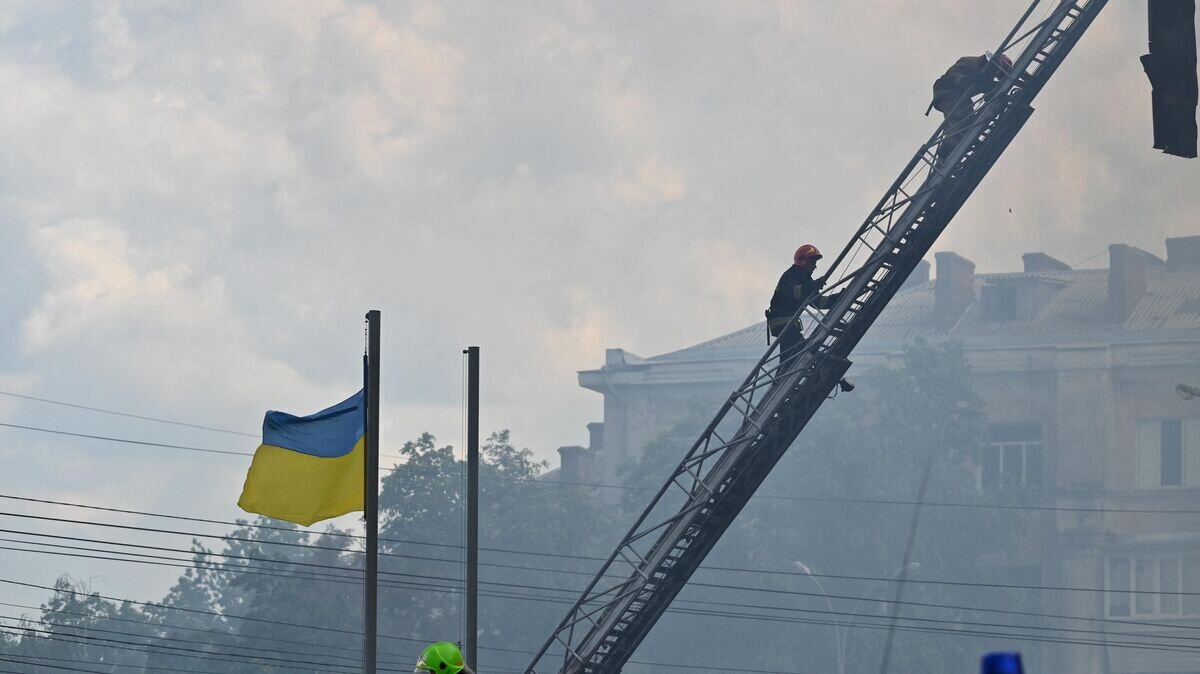    Пожарный в городе Винница, Украина© AFP 2022 / Sergei Supinsky