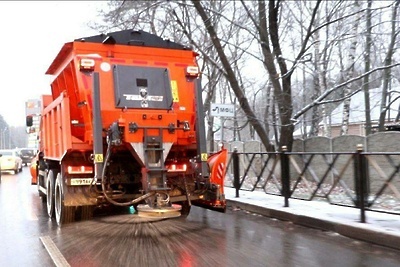    Обработка дорог противогололедными материалами в Подмосковье © Сайт Министерства транспорта и дорожной инфраструктуры Московской области
