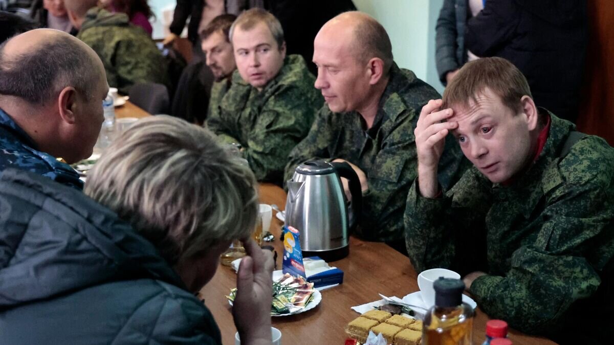    Родные и близкие общаются с вернувшимися из плена бойцами в Новоазовске Донецкой народной республики© РИА Новости / Сергей Аверин