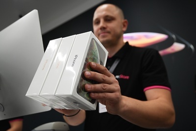    Коробка с телефонами iPhone XS и iPhone XS Max в магазине re:Store на Тверской улице в Москве. ©Рамиль Ситдиков РИА Новости