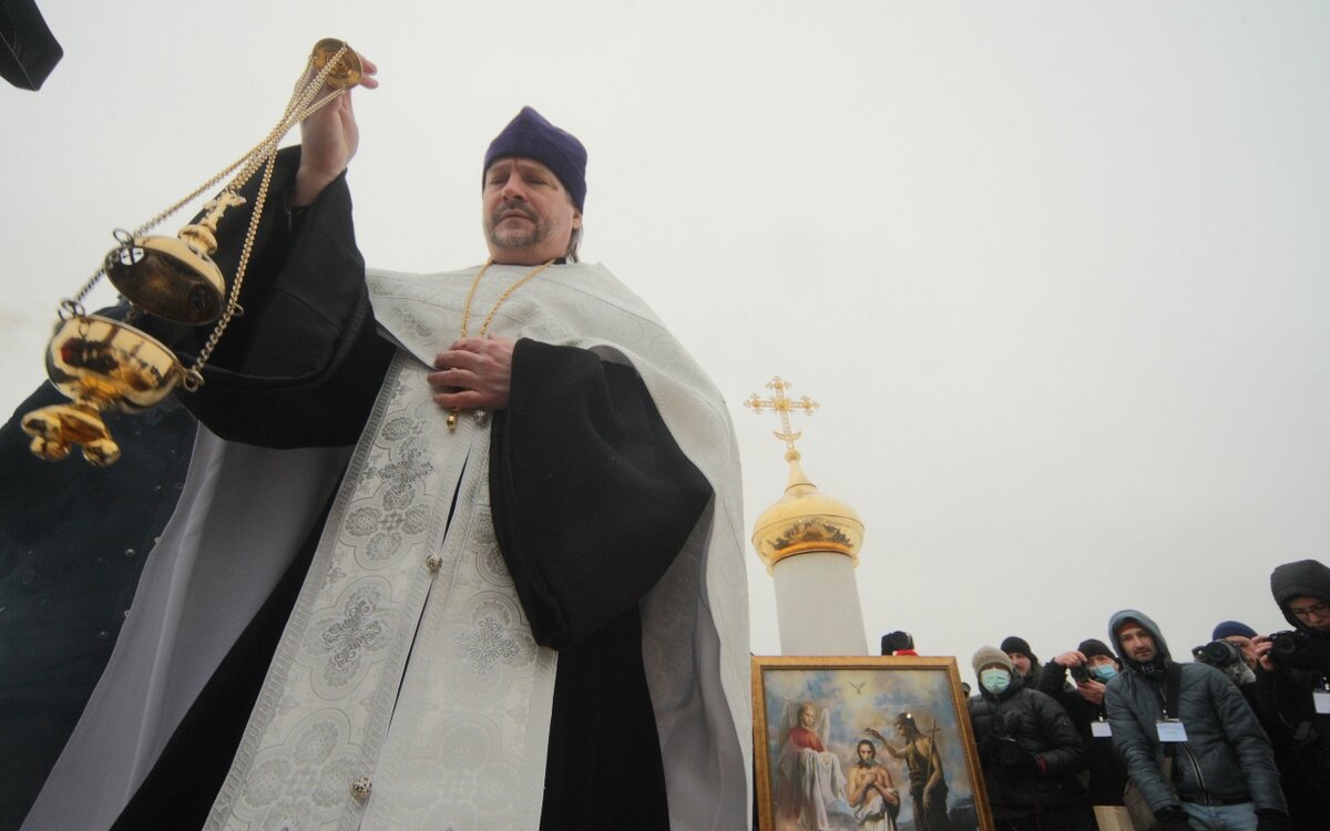 Освящение воды на Крещение происходит в специальной проруби, которую называют «иорданью».  Фото: Komsomolskaya Pravda / Global Look Press / globallookpress.com/