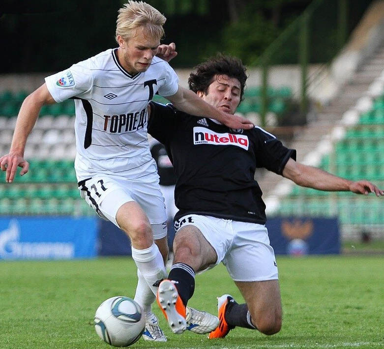 «Торпедо» - «Торпедо» (Владимир) - 1:1. Торпедовец Москвы Никита Безлихотнов (№11) и торпедовец из Владимира Валерий Макиев.