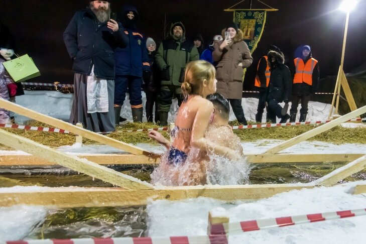Купание девушек. Крещенские купания 2023. Крещение 2023 женщины. Искупаться в проруби. Крещенские купания 2023.