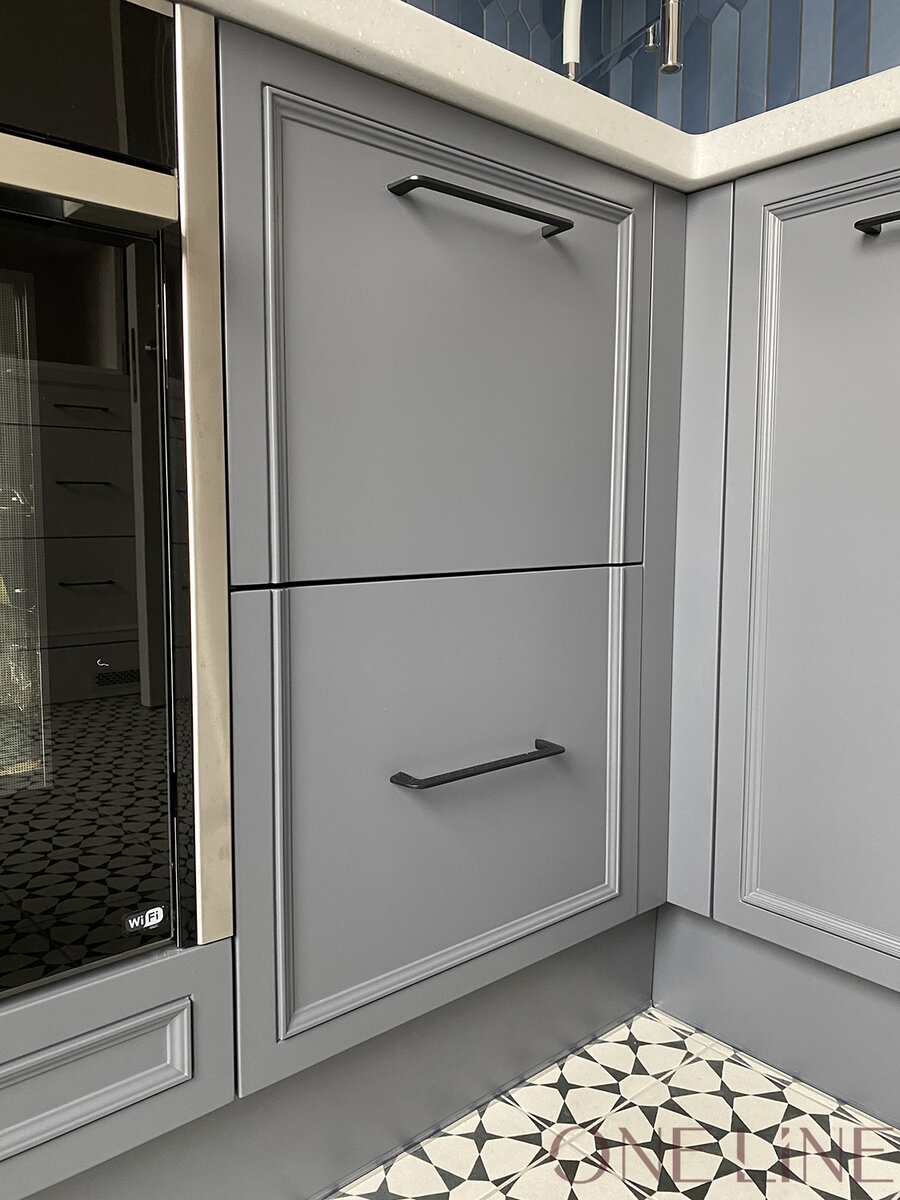 Фасады со сложной фрезеровкой из МДФ, покрытого матовой эмалью. Проект студии ONE LINE