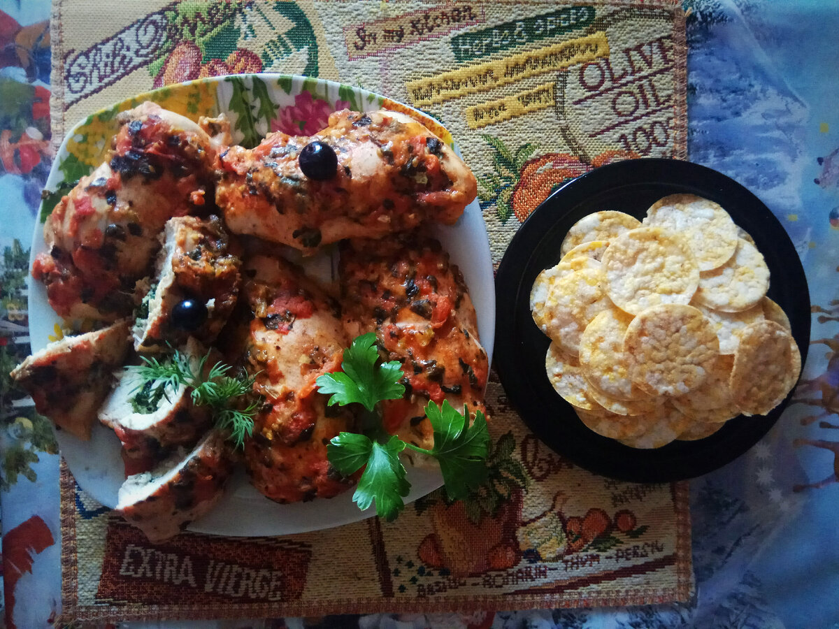 Куриные грудки со шпинатом в сырно-помидорном соусе.