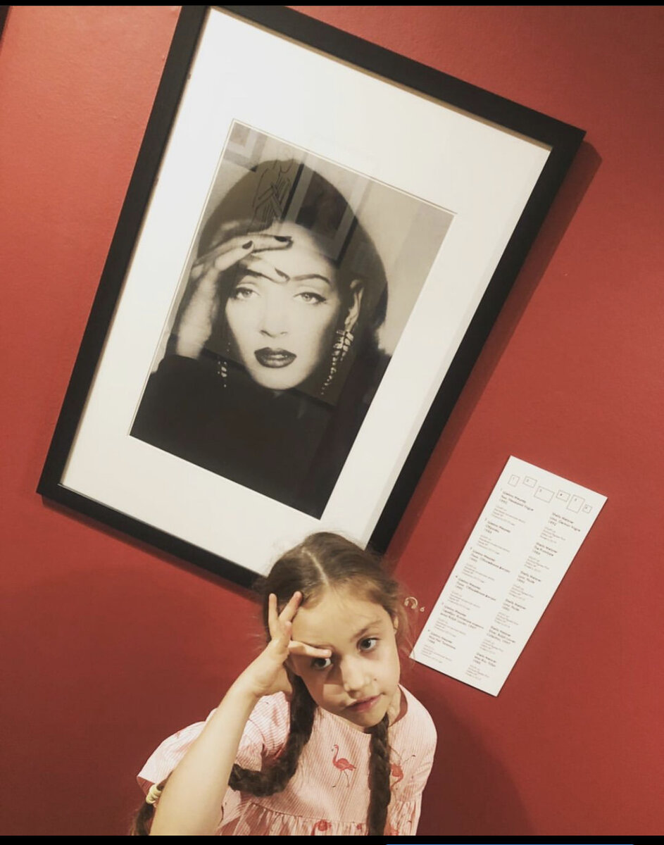 Ума. Обложка немецкого Vogue. 1992 г. Рядом моя Маруся.  Запечатлела двух красавиц я в Центре Фотографии им. братьев Люмьер. 