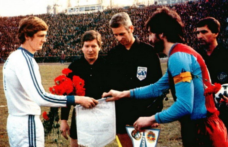 Начало четвертьфинального матча между Астон Виллой и киевским Динамо