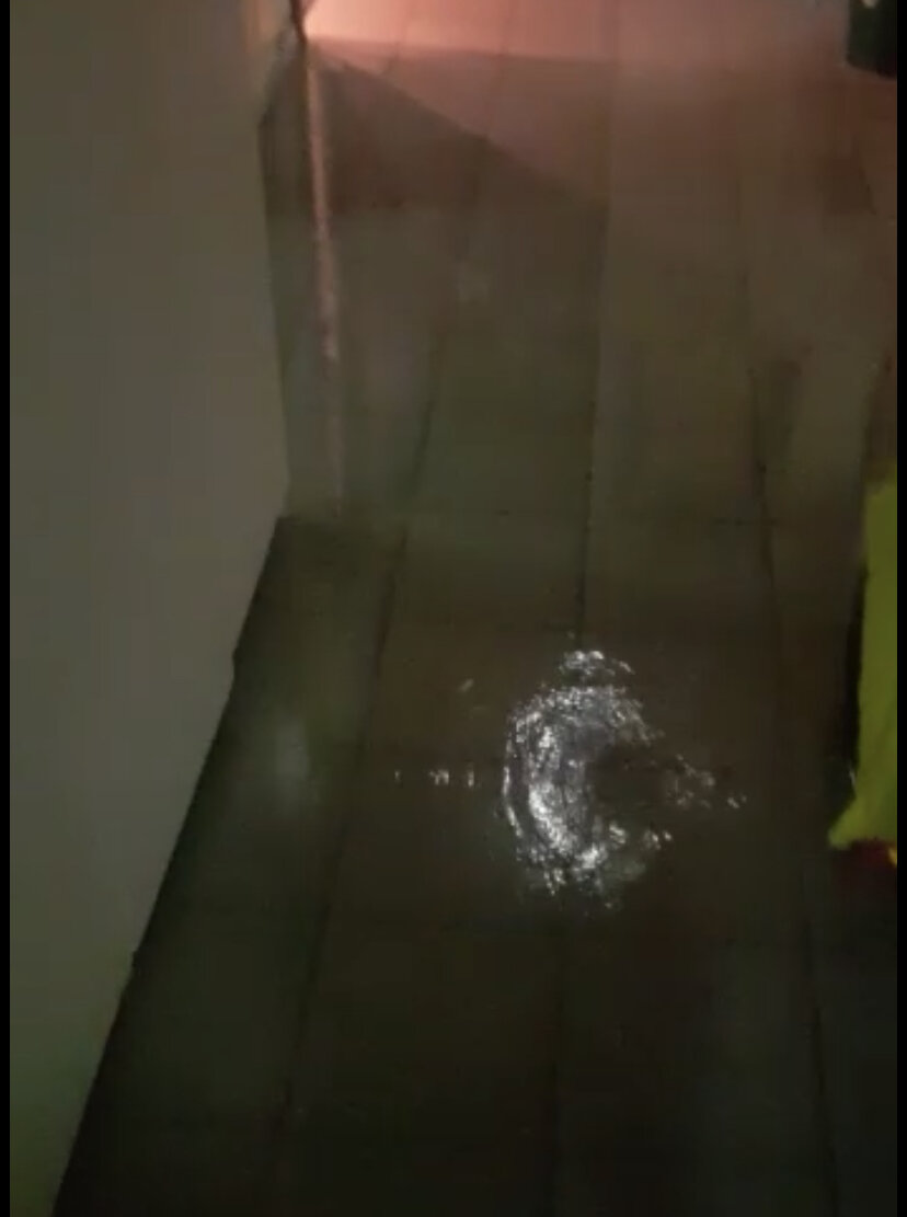 Вода плещется на полу 