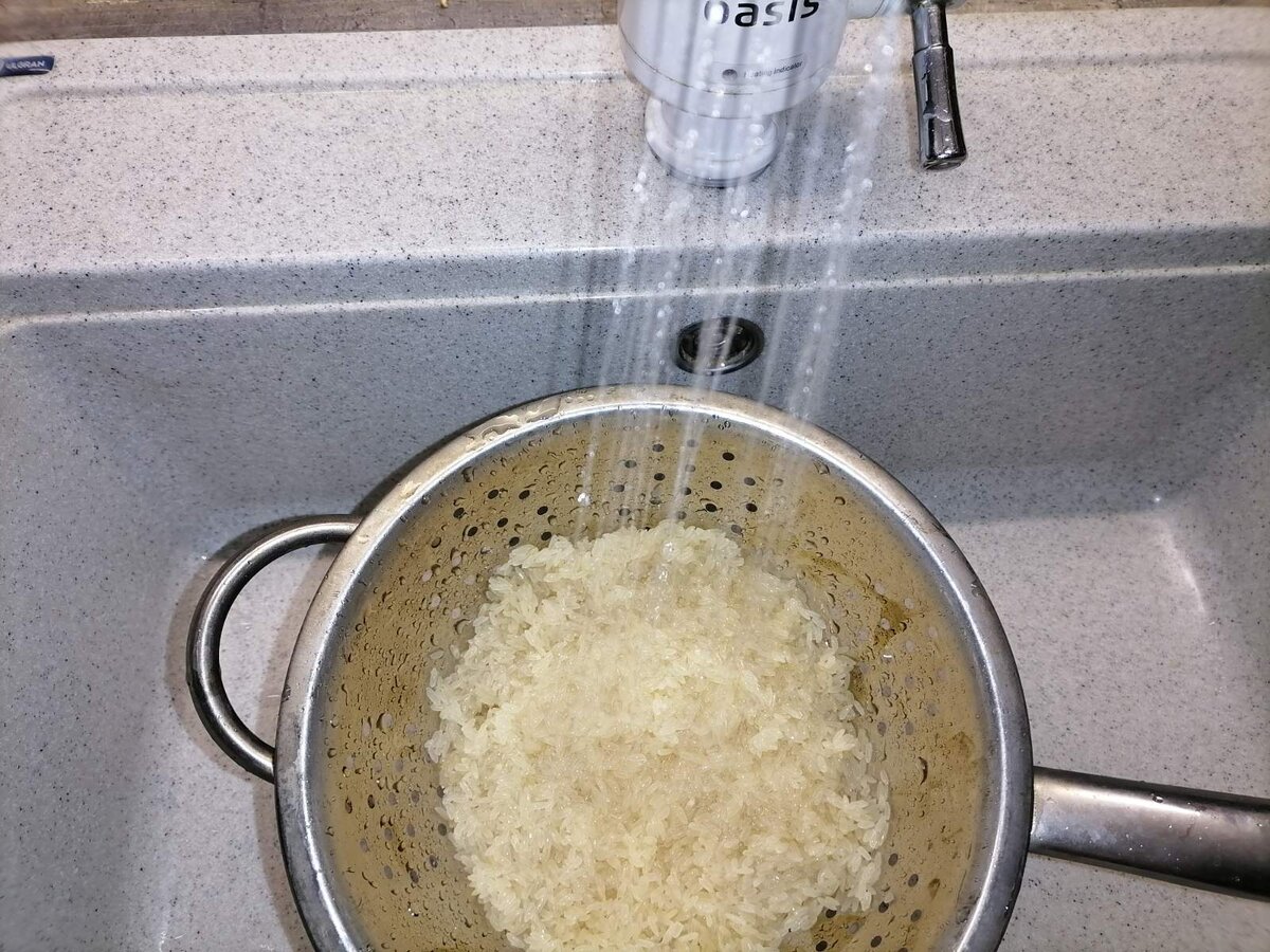 Рис для плова нужно промывать. Промыть рис без дуршлага.