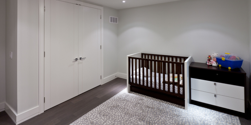 Маятник у кроватки может быть продольным, поперечным и смешанным. Самые дорогие модели - со смешанным маятником.