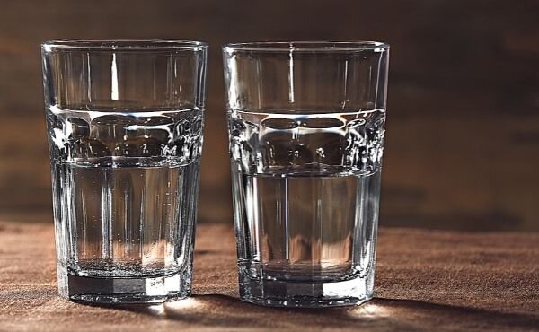 В два стакана наливаю воду. В первый засыпаю любой растворимый кофе, а во второй - сухие дрожжи, размешиваю.
