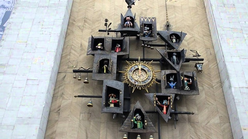 Вот эти часы, которые отбивали час волка