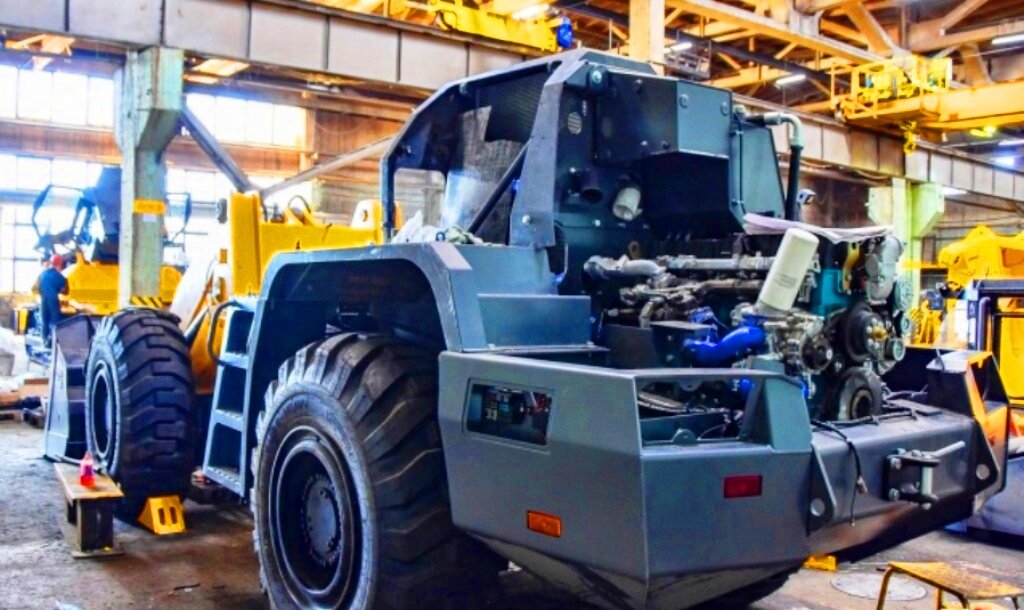 На фронтальный погрузчик П-465 устанавливают дизельный рядный шестицилиндровый двигатель ЯМЗ-53622