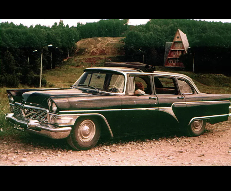 ГАЗ-13 Чайка с незаводским кузовом ландо.
Еще один вариант открытой Чайки имел даже собственное имя ОСАД-3. «Обрезанные» машины с площадкой перед передним бампером делал завод в Чернигове, подчиненный министерству культуры. Такие Чайки использовали кинематографисты, ценившие автомобиль за вместимость, а главное – за плавность хода.