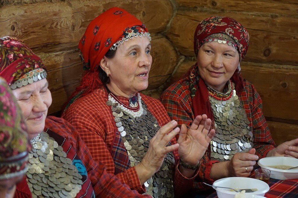 Русскую бабушку группой. Ансамбль Бурановские бабушки. Бурановские бабушки Удмуртия. Бурановские бабушки коллектив.