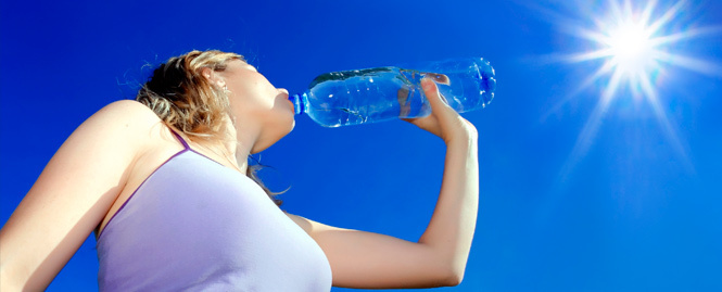 Пьет воду из бутылки