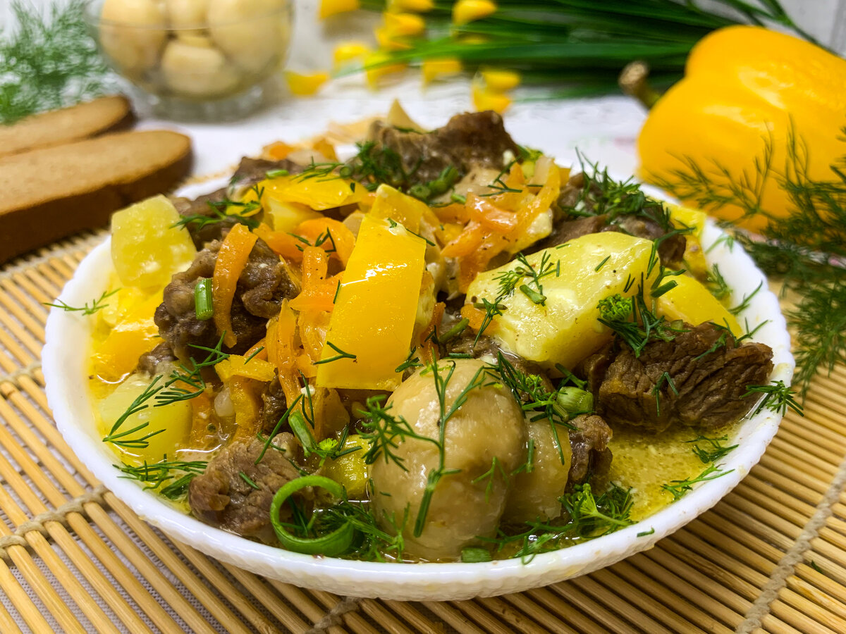 Мясо в горшочках с картошкой и овощами