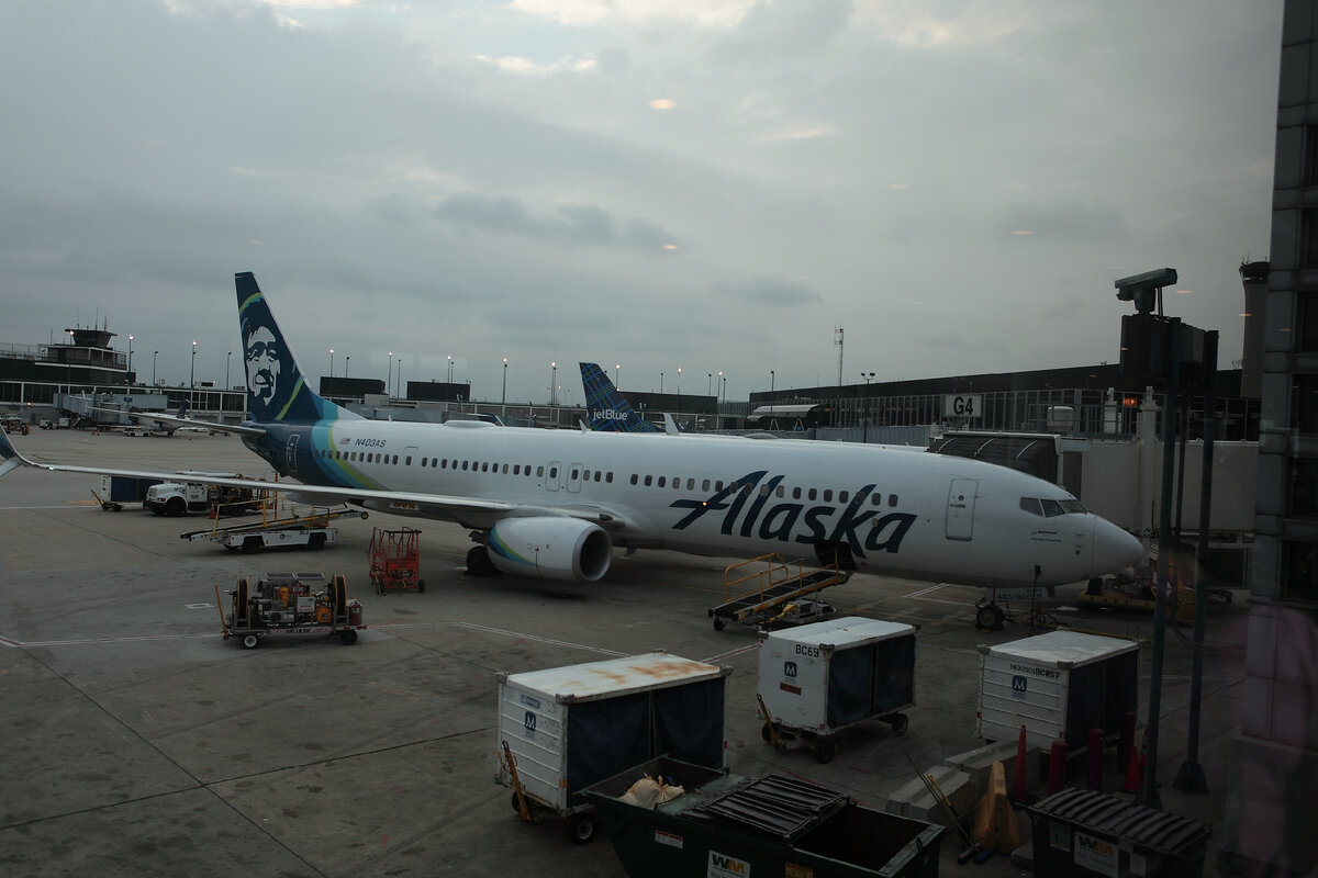 Самолет Alaska Airlines в аэропорту Чикаго