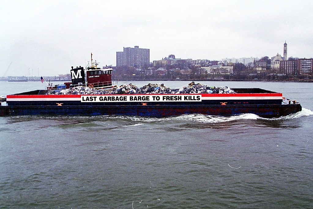 На фото: последняя баржа с отходами для свалки Fresh Кills, 2001 год. https://w2e.ru/
