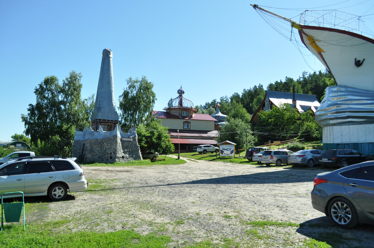 Стоянка авто. Здесь начинается "Русский дом"