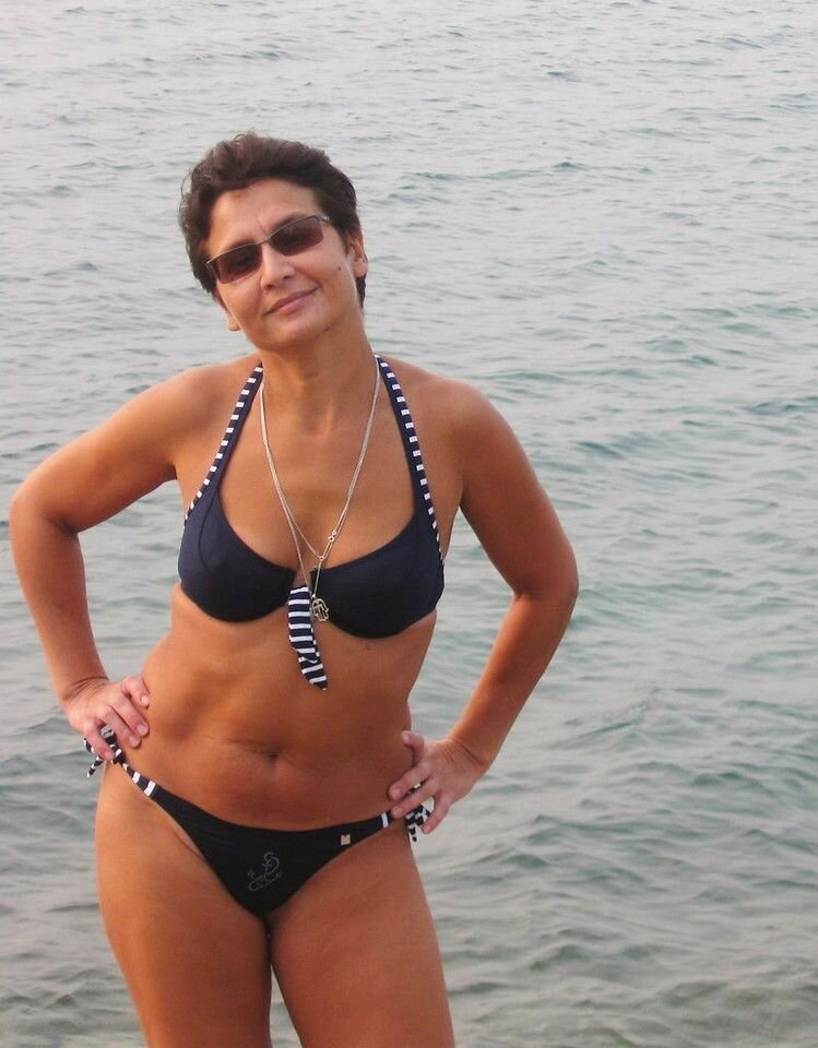Красивые женщины на пляже в купальниках (30 фото)