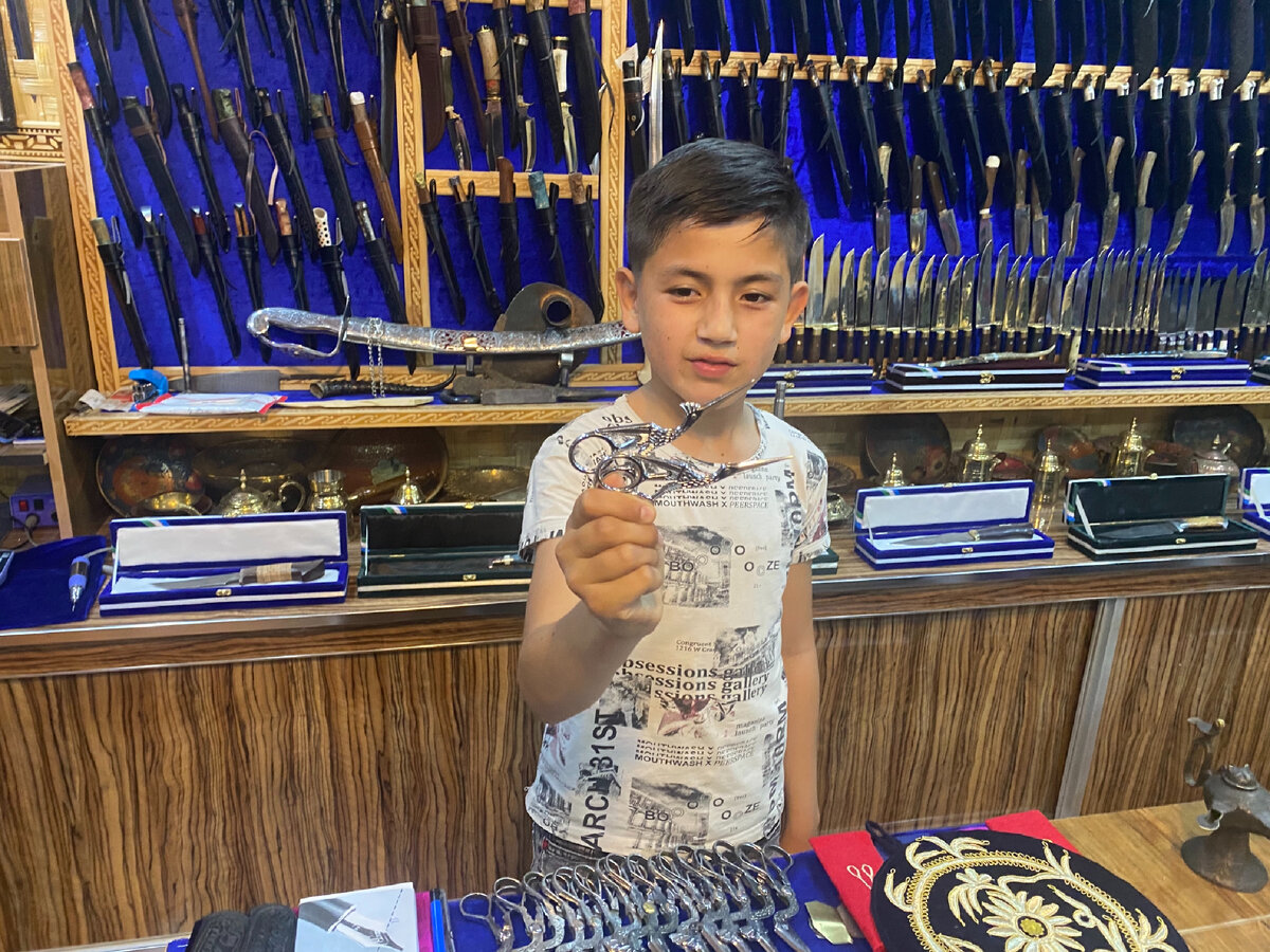 Дети с малолетства помогают родителям в работе.  